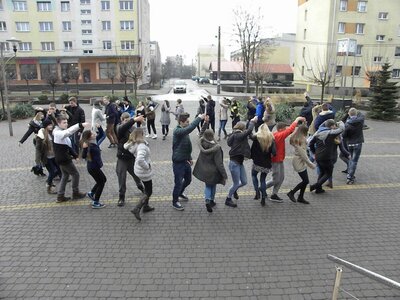 Uczniowie oddtańczyli też skoczna "belgijkę". 